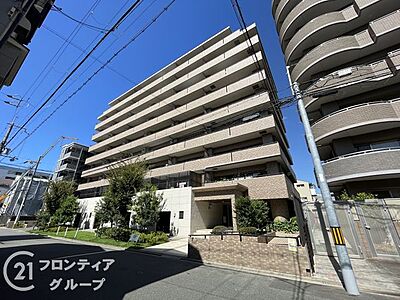 外観:街並みに調和しながらも圧倒的な存在感を放つ美しい外観ですね!重厚感のあるタイル貼りの壁面が、陽光を受けてキラキラと輝く様子は、帰宅するたびに心地よい優越感に包まれる特別な瞬間を演出してくれますね! 外観:街並みに調和しながらも圧倒的な存在感を放つ美しい外観ですね!重厚感のあるタイル貼りの壁面が、陽光を受けてキラキラと輝く様子は、帰宅するたびに心地よい優越感に包まれる特別な瞬間を演出してくれますね!