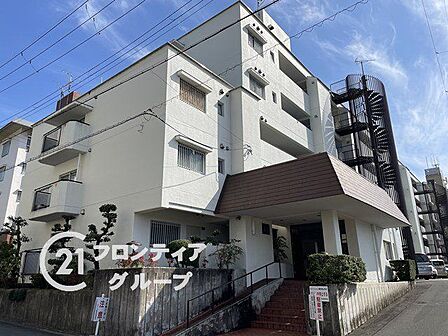 洗練されたデザインと落ち着いた色合いが美しく調和する外観フォルムですね!街並みに優しく溶け込みながらも確かな存在感を放つ佇まいが日々の帰宅を心地よく彩ります