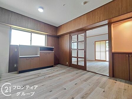 木のぬくもりを感じるフローリングと柔らかな陽光が心地よいリビングは家族の団らんに最適です。開放的な空間設計により、家具の配置も自由自在で自分たちらしいインテリアを存分に楽しめます