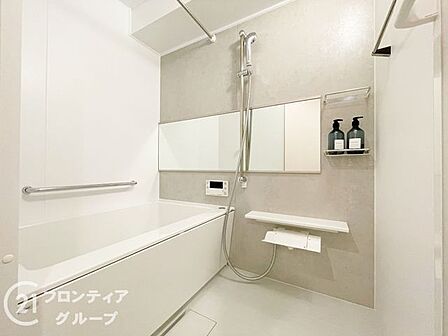 広々としたバスルームで、心地よいリラックスタイムを楽しめます。快適な空間で、日々の疲れを癒す贅沢な時間を提供します。