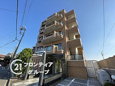 外観:青空に映えるモダンな外観が日々の暮らしに品格を添えます。洗練されたデザインは帰宅するたびに誇らしく、都会的な落ち着きを感じさせる佇まいで住まう方のステータスを象徴します 外観:青空に映えるモダンな外観が日々の暮らしに品格を添えます。洗練されたデザインは帰宅するたびに誇らしく、都会的な落ち着きを感じさせる佇まいで住まう方のステータスを象徴します