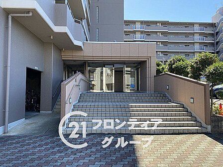 重厚感あふれるエントランスが、日々の生活に心地よい緊張感と安らぎを与えます。細部までこだわり抜かれた上質な空間が、住まう方やゲストを優雅に迎え入れる特別な場所となっています