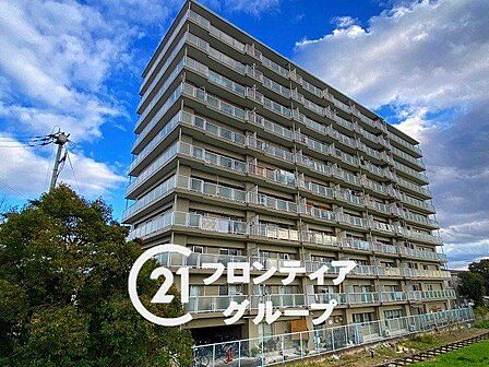自然と調和したマンション外観は、周囲の景観に溶け込み、住む人に安らぎを与えます。緑豊かな環境と調和したデザインが魅力で、心地よい暮らしを実現します