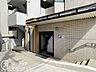 エントランス：落ち着いた雰囲気のエントランスは、訪れる人に心安らぐ空間を提供し、温かく迎えてくれます！