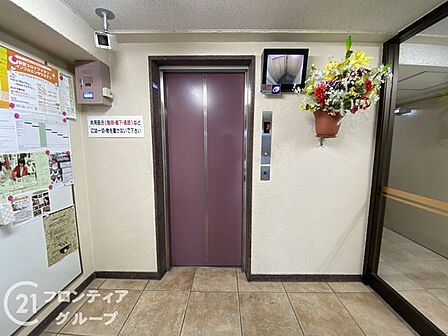 落ち着いた色調のエレベーター扉と綺麗に保たれたフロアが気持ちの良い共用空間です。整理された掲示板や可愛らしい壁飾りが、日々の暮らしに確かな安心と温もりを届けてくれます