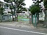 周辺：◇通学に安心の小学校まで徒歩圏内。子育てに優しい環境で、家族のびのび暮らせる住まい。
