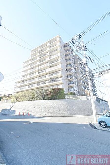 閑静な住宅街の高台に建つマンション