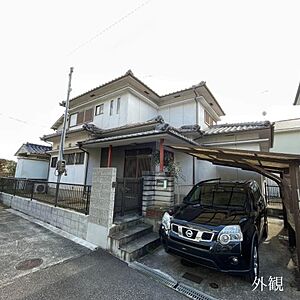 外観：和風建築で5LDKの間取りです。専用庭もありガーデニングも可能です。駅からも徒歩240mと近く、三宮までもバスで37分の距離です♪