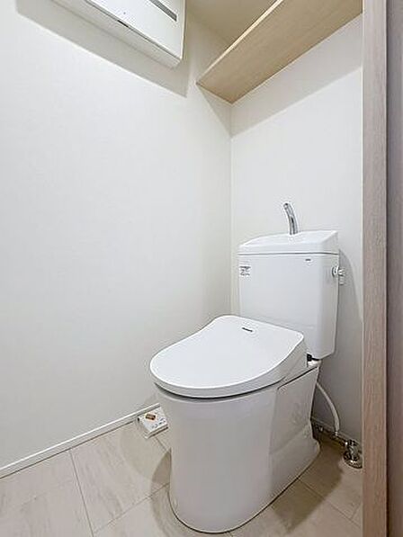 温水洗浄暖房便座。上部に収納があるのでトイレットペーパー等のストックに便利。