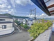 バルコニーからの眺望。高台に位置しており、気持ちの良い景色が広がります。