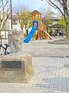 蒲田一丁目公園木々も多く、流れる川もあり、広い広場と木製複合遊具のある公園です。比較的大きな公園で広さ約1300坪もあります。 350m