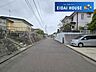 外観：駐車がしやすい前面道路の広さがございます。