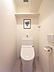 トイレ：温水洗浄便座付き。トイレットペーパーのストックが置ける棚も便利。