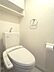 トイレ：温水洗浄便座付き。トイレットペーパー等のストックに便利な吊戸棚も付いてます。