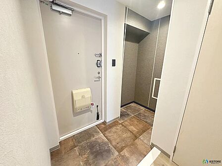 【玄関】ゆとりの玄関ですよ!収納もあるため、よく持ち出すお荷物を収納出来るのは嬉しいポイント♪