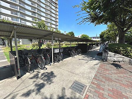 【駐輪場】屋根ございますので、雨で自転車が濡れないのは、嬉しいポイントですね!