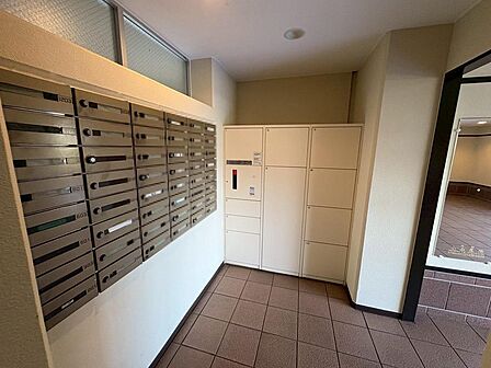 宅配ボックスがあるので、不在時でも荷物が受け取れて便利ですね♪