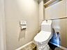 トイレ：【温水洗浄便座付きトイレ】寒い日は特に助かる温水洗浄便座付きトイレです！棚がございますので、トイレットペーパーなどの置き場所に困らないですね！