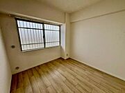 穏やかな光が差し込む室内には、穏やかな時間が流れます。休日には、落ち着いた空間で自分の趣味を楽しむのはいかがですか。