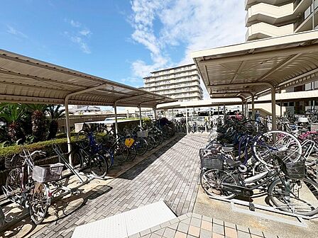 駐輪場に屋根があるので、雨の日に自転車が濡れにくく嬉しいですね!