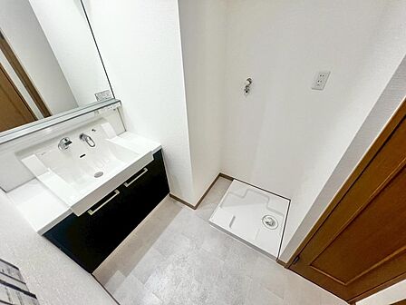 ゆとりのある洗面室ですよ!朝の身支度もスムーズにできますね!シャワー付き洗面台ですので、寝ぐせ直しもラクラクですね♪