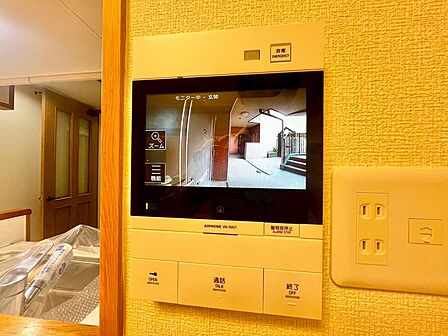 【TVモニター付きインターフォン】 防犯設備として欠かせないTVモニター付きインターフォンがあります♪