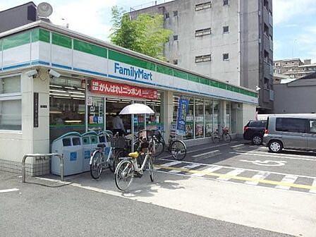 ファミリーマートMYS万代東二丁目店まで徒歩4分