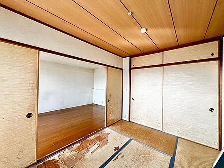 和室は洋室へリフォームします!リビングと繋げてさらに広く使っていただけますよ!親戚や友人が集まった時に便利ですね!
