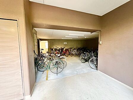 【駐輪場】屋根ございますので、雨で自転車が濡れないのは、嬉しいポイントですね!