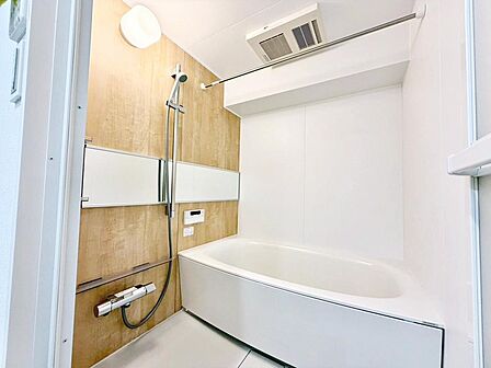 【ユニットバス】ゆったりとくつろげる綺麗な浴室ですよ!時間短縮でシャワーだけの方も多いですが、一日の疲れを癒すため湯船に浸かれば心身ともにリラックスできますね♪