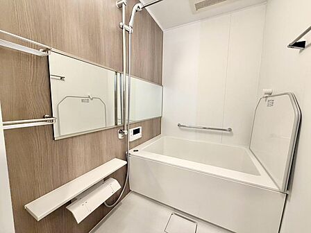 【ユニットバス新調】あったら嬉しい浴室乾燥機付き!ゆったりとくつろげる綺麗な浴室ですよ!時間短縮でシャワーだけの方も多いですが、一日の疲れを癒すため湯船に浸かれば心身ともにリラックスできますね♪