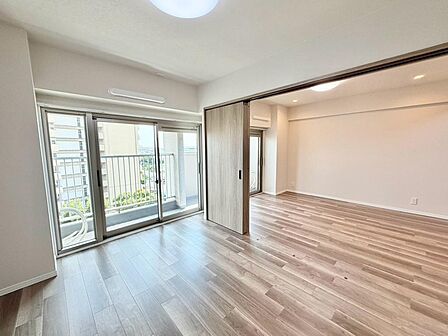 クロス・フローリング張替!綺麗な壁や床で室内が明るくなりますね!爽やかな気分でお過ごしいただけますよ!
