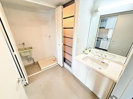 ゆとりある洗面室です!洗濯機の横にもシンクがあるので、土汚れなどを落とすのも便利です!