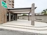 エントランス：現地見学当日から承っております♪現地周辺の環境や、駅までの道のりなど周辺環境も合わせてご確認いただき、ぜひご検討ください！