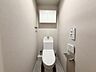 トイレ：寒い日は特に助かる温水洗浄便座付きトイレです！棚がございますので、トイレットペーパーなどの置き場所に困らないですね！