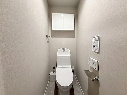 寒い日は特に助かる温水洗浄便座付きトイレです!棚がございますので、トイレットペーパーなどの置き場所に困らないですね!