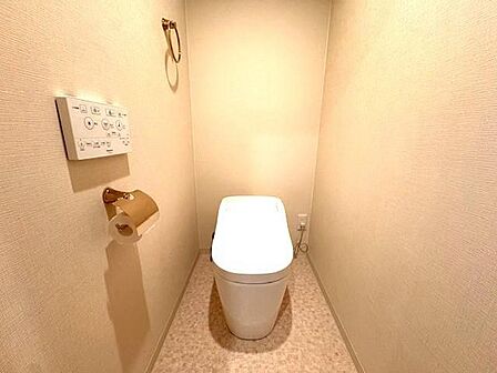 温水洗浄便座ですので、寒い日も温かい便座で安心して使用していただけますよ♪