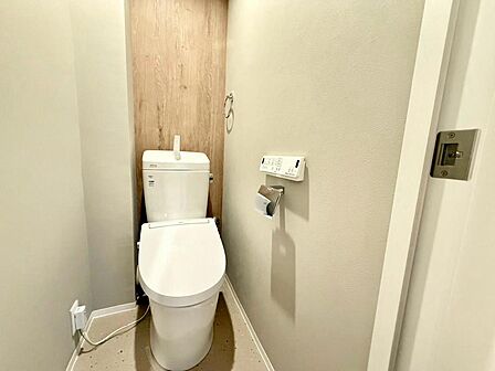【トイレ】綺麗なトイレは清潔感があり、嬉しいですね☆温水便座洗浄便座ですので、寒い日も温かい便座で安心して使用していただけますよ!
