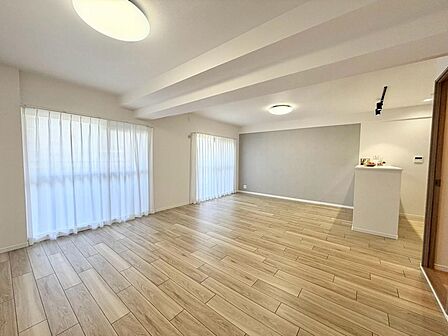 【リビング】大きな窓のあるリビングは、陽光あふれる明るい空間です!居心地良く、ご家族皆がゆったり寛げる憩いの空間となりそうです♪