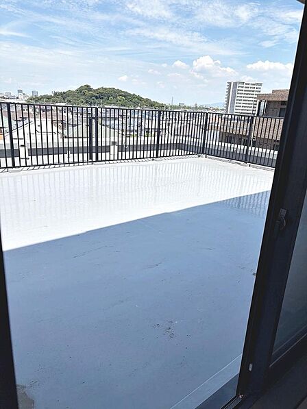 【ルーフバルコニー約44.70m2】開放感のあるバルコニーです♪お洗濯も楽々快適に干せますよ♪ガーデニングや天気のいい日にバルコニーでランチなんて素敵ですね♪