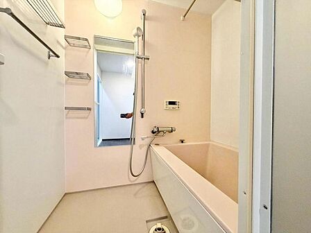ゆったりとくつろげる綺麗な浴室ですよ!時間短縮でシャワーだけの方も多いですが、一日の疲れを癒すため湯船に浸かれば心身ともにリラックスできますね♪