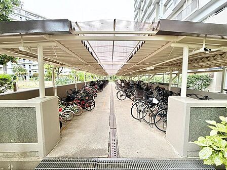 【駐輪場】屋根ございますので、雨で自転車が濡れないのは、嬉しいポイントですね!