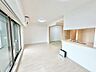 室内：【ＬＤＫ約１５．４帖】大きな窓のあるのリビングは、陽光あふれる明るい空間です！居心地良く、ご家族皆がゆったり寛げる憩いの空間となりそうです♪