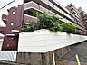 外観：システムキッチン新調（３口コンロ・食洗機付）対面式キッチンですので、家族を身近に感じる住まいです！天板人工大理石です！つるんとした滑らかな質感が綺麗で、インテリアにすごく馴染みます♪