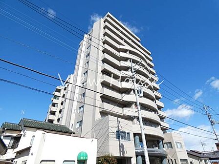 青空に映えるスタイリッシュな外観のマンションです!管理が行き届いた綺麗な共用部が、帰宅するたびに清々しい気持ちにさせてくれます。周辺環境との調和も取れた落ち着いた佇まいが安心感を与えますね!