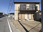 周囲に高い建物が少ないため、日差しを遮られることなく、室内まで明るい光が届きます。玄関周りはシンプルにまとめられており、スッキリとした印象を与える住まいです。