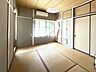 室内：伝統的な天井や建具のある、和風の魅力あふれる和室です。