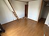 寝室：窓から光が入る洋室は、落ち着いた内装で家具を合わせやすい印象♪家族の成長や暮らし方に合わせて活用しやすそうなお部屋です！