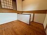 室内：和風にもアレンジできる中二階の洋室