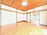 室内：■1階8帖洋室｜木のぬくもりを感じるナチュラルな内装の洋室です！大きな窓から自然光が入り、朝も気持ちよく目覚められそうな空間です♪